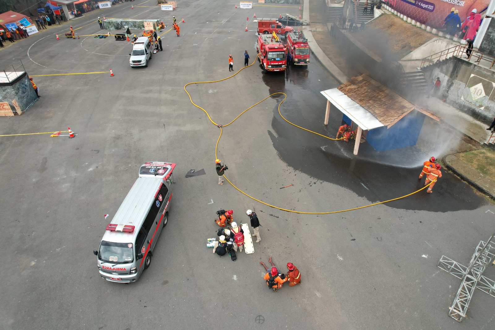 Tim SAR melakukan evakuasi korban kebakaran saat Simulasi Penanganan Gempabumi pada ASEAN Regional Disaster Response Simulation Exercise (ARDEX) 2023 di Stadion Sultan Agung, Kabupaten Bantul, Daerah Istimewa Yogyakarta, pada Kamis (3/8)